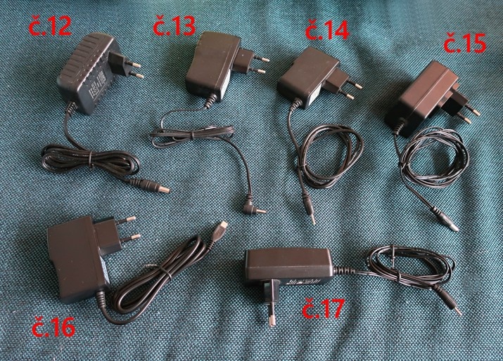 "Šuplíkové" síťové, USB, auto nabíječky a sluchátka vše OK - 4