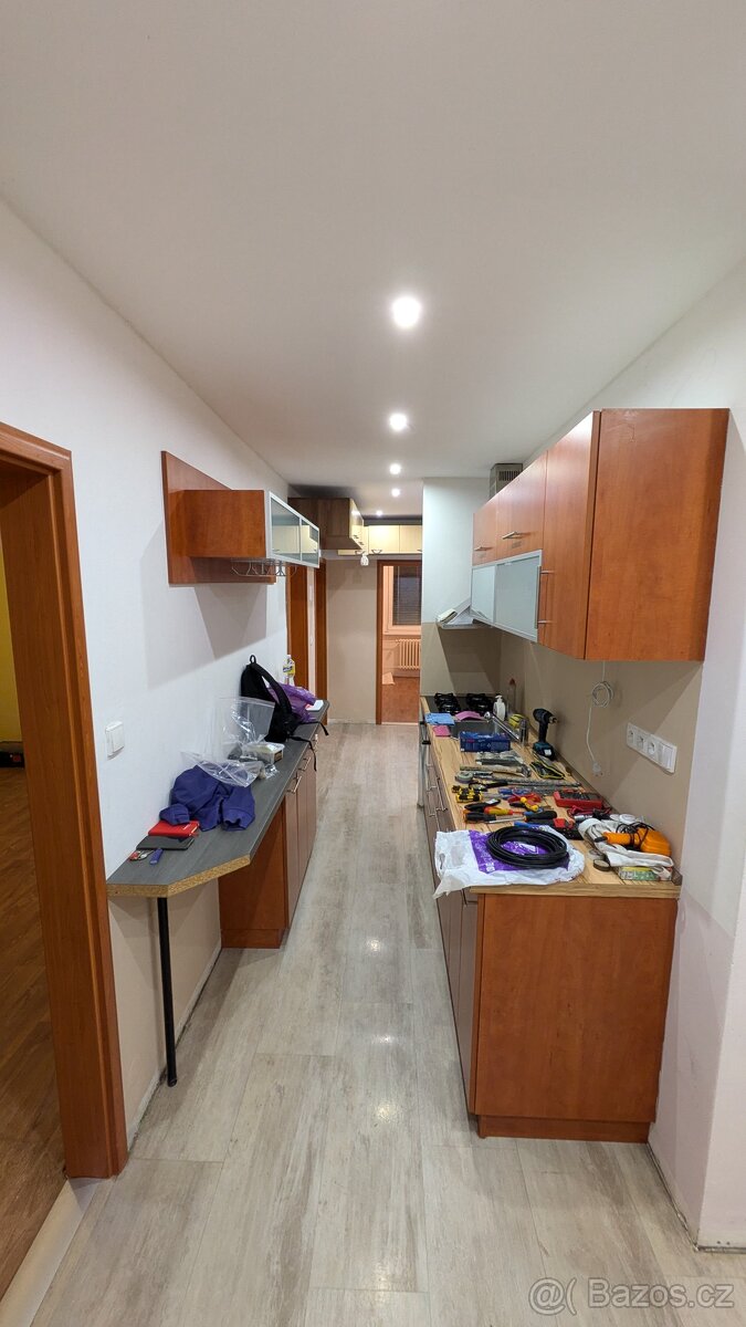 Kuchyň délky 255 cm s kováním Blum, včetně spotřebičů - 4