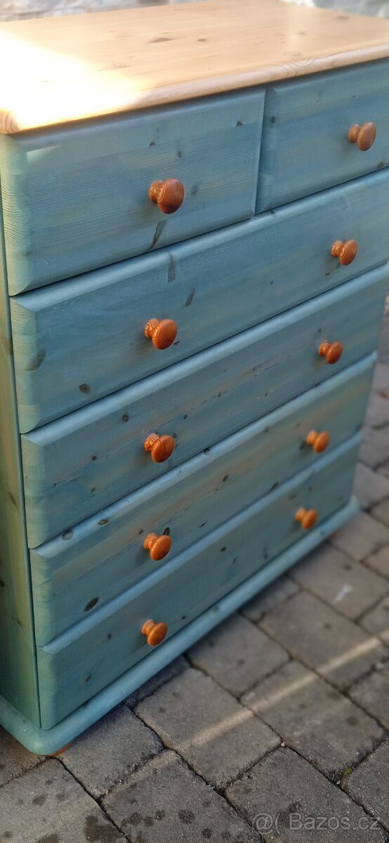 Dřevěná komoda se zásuvkami - 4