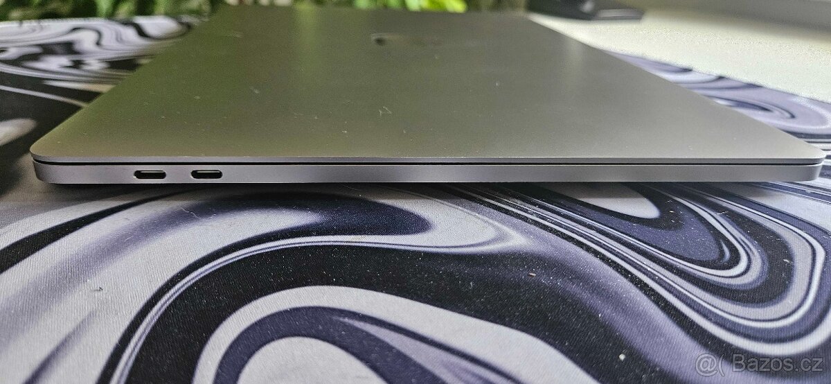 MacBook Pro 15" 2019 Space Gray – i9, 16GB RAM, 512GB - 4
