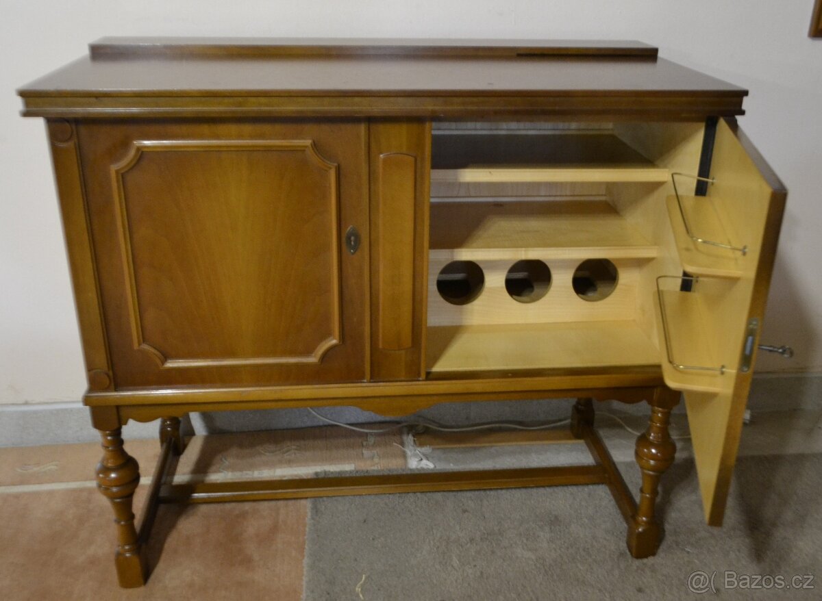 Dubová, rustikální komoda s chladničkou a barem. - 4