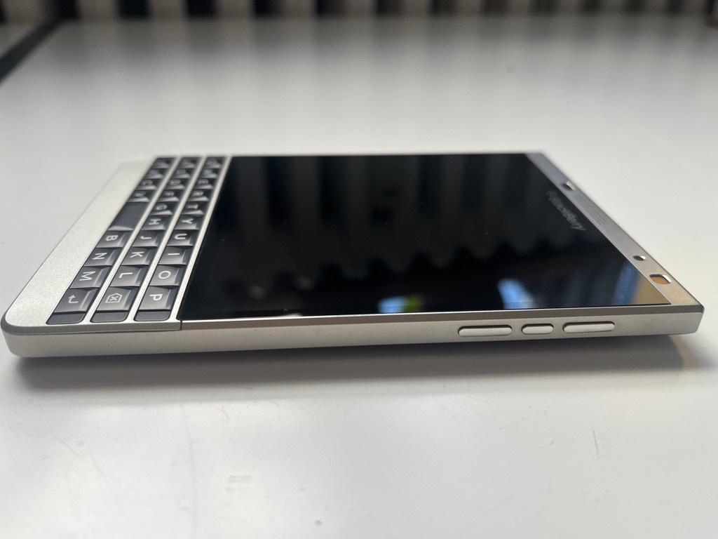 BlackBerry Passport Silver edition - 4