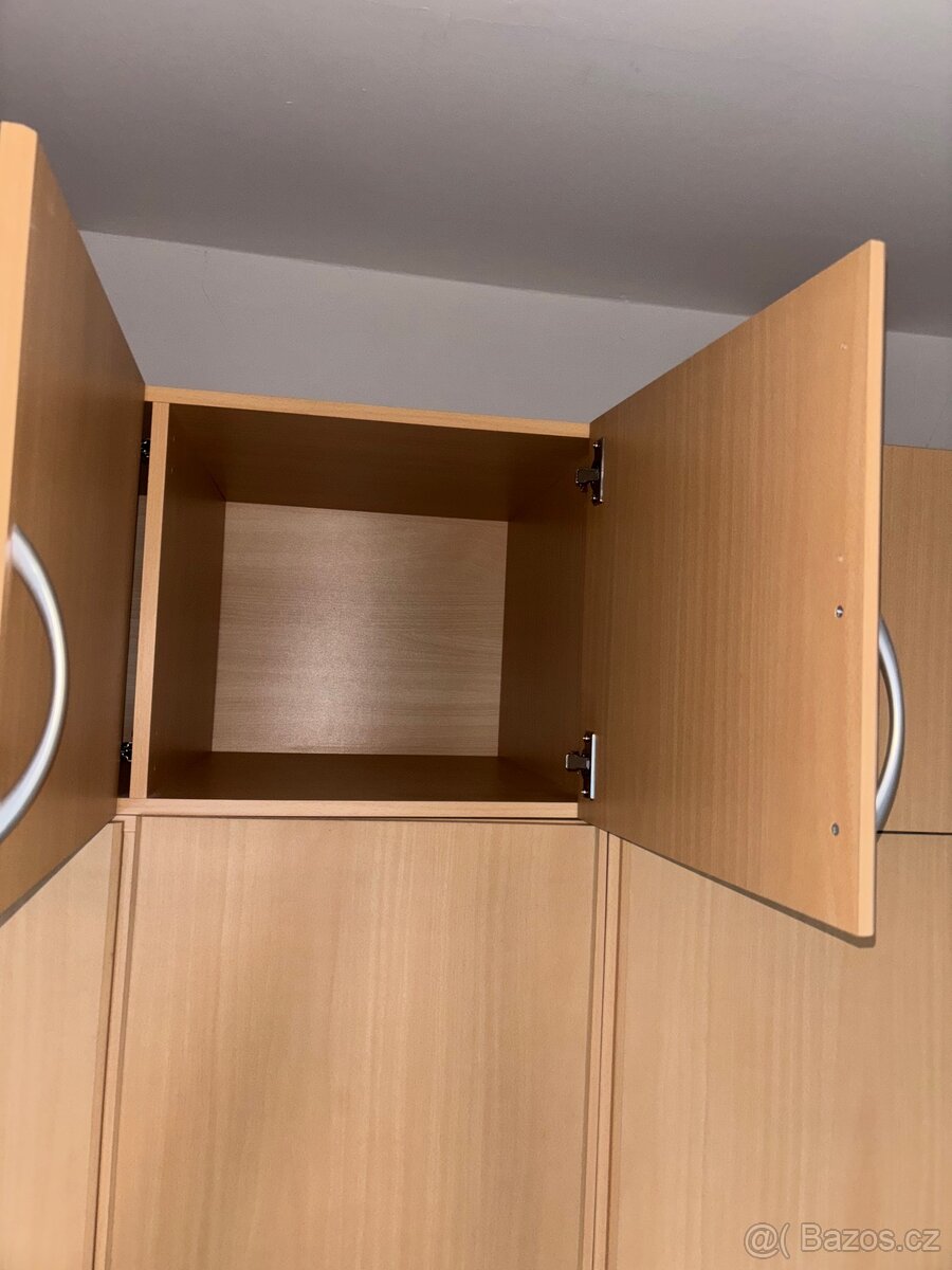 Velká šatní skříň – světlé dřevo, hodně úložného prostoru - 4