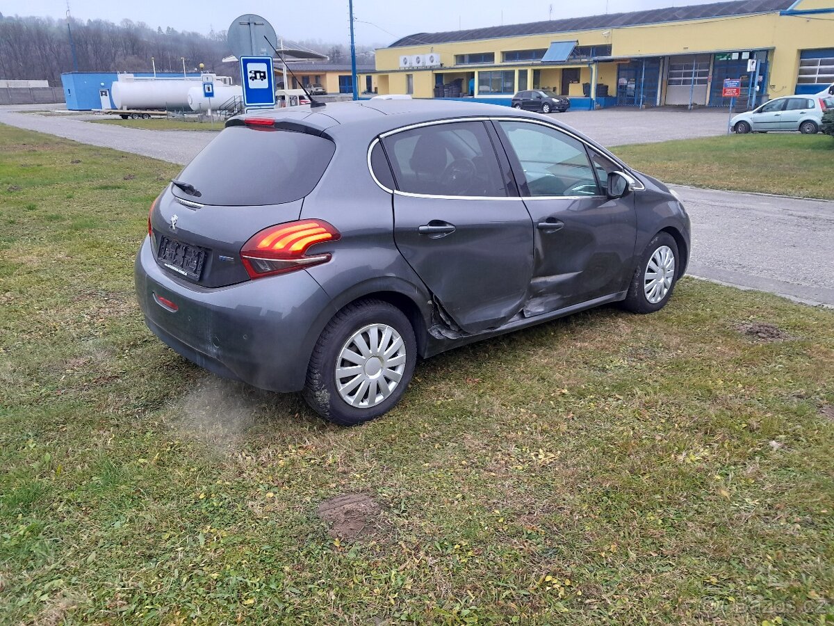 Peugeot 208 1.2 81 KW Panorama,kamera,serviska - 4