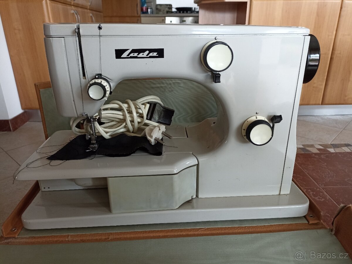 Kufříkový šicí stroj Lada - 4
