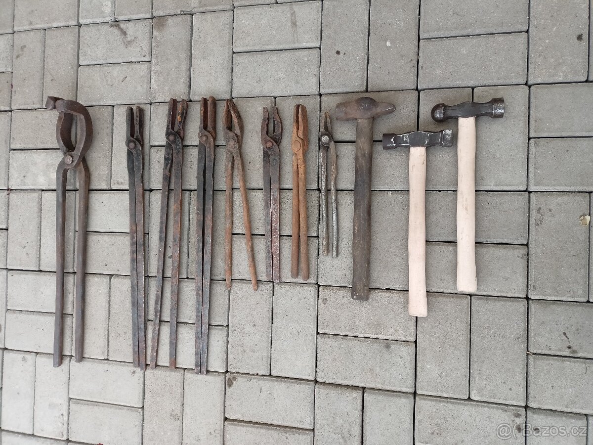 Kovářské nářadí,kleště,kladivo. - 4