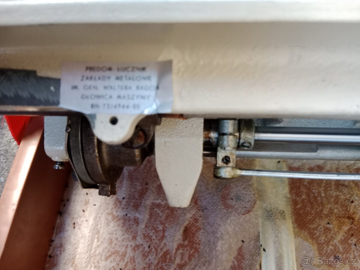 Starý šicí stroj - 4