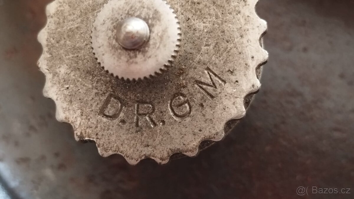 Velmi starý tlakový hrnec tzv.tlakáč D.R.G.M - 5,45kg - 4