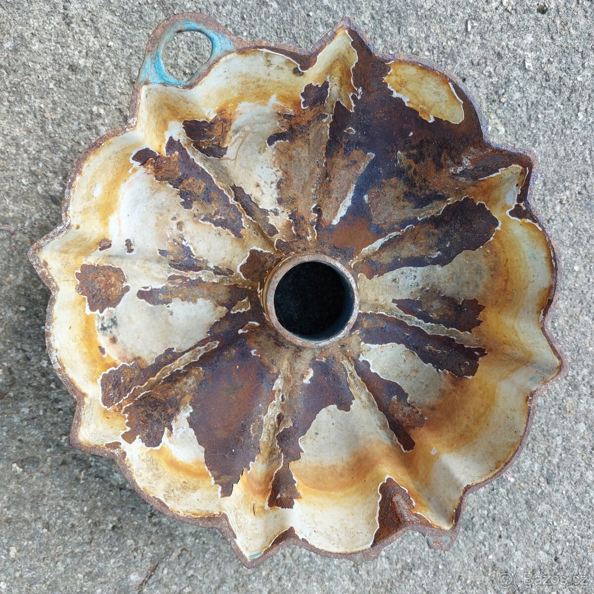 Stará litinová forma na bábovku - 4