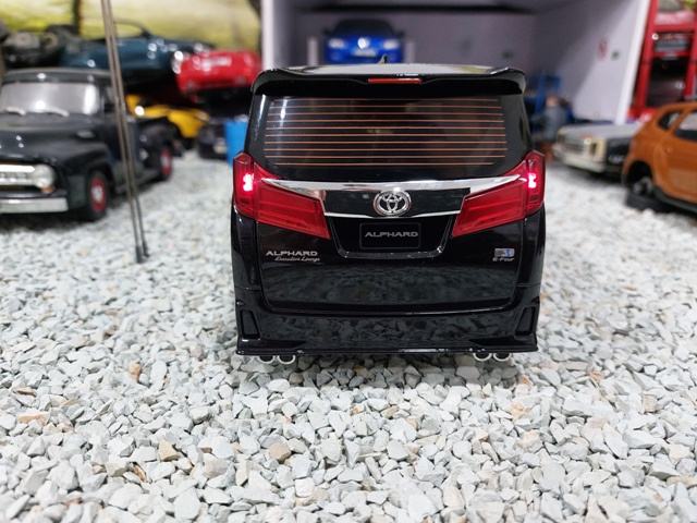 model auta 1:18 Toyota Alphard čierna farba - 4
