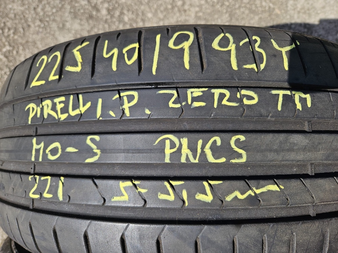 225/40R19 - 4