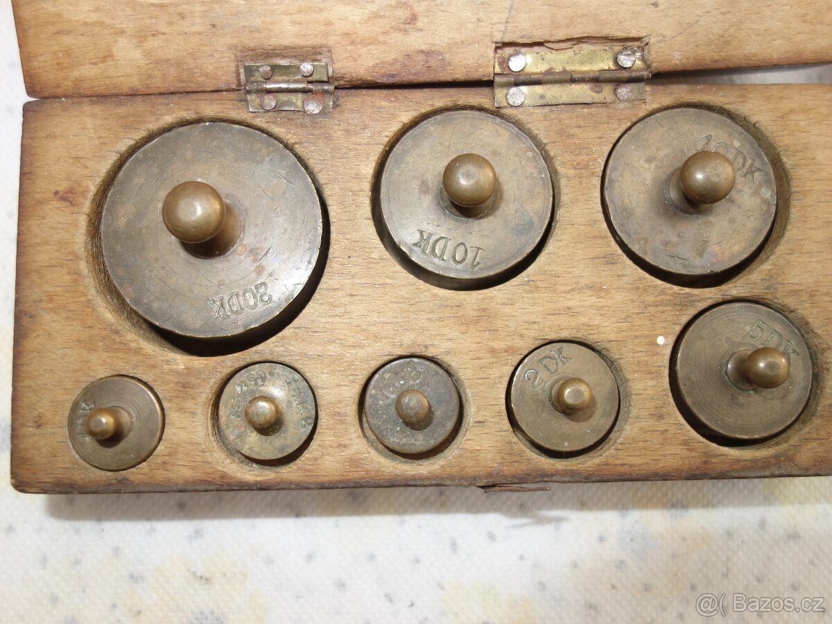Dvě sady starých mosazných závažíček v krabičkách - 4