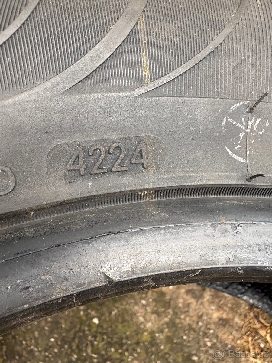 Prodám pneu 2ks 205/60R16 - 4