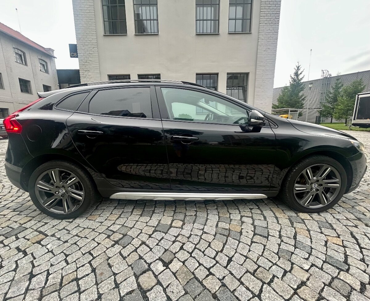 VOLVO V40 CROSS COUNTRY 2.5 T5 187KW 4x4 SUMMUM-AUTOMAT-ACC - 4