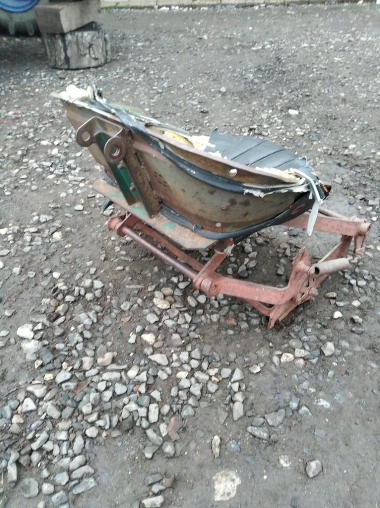 Prodám originál sedačku na ZETOR25-4000 - 4