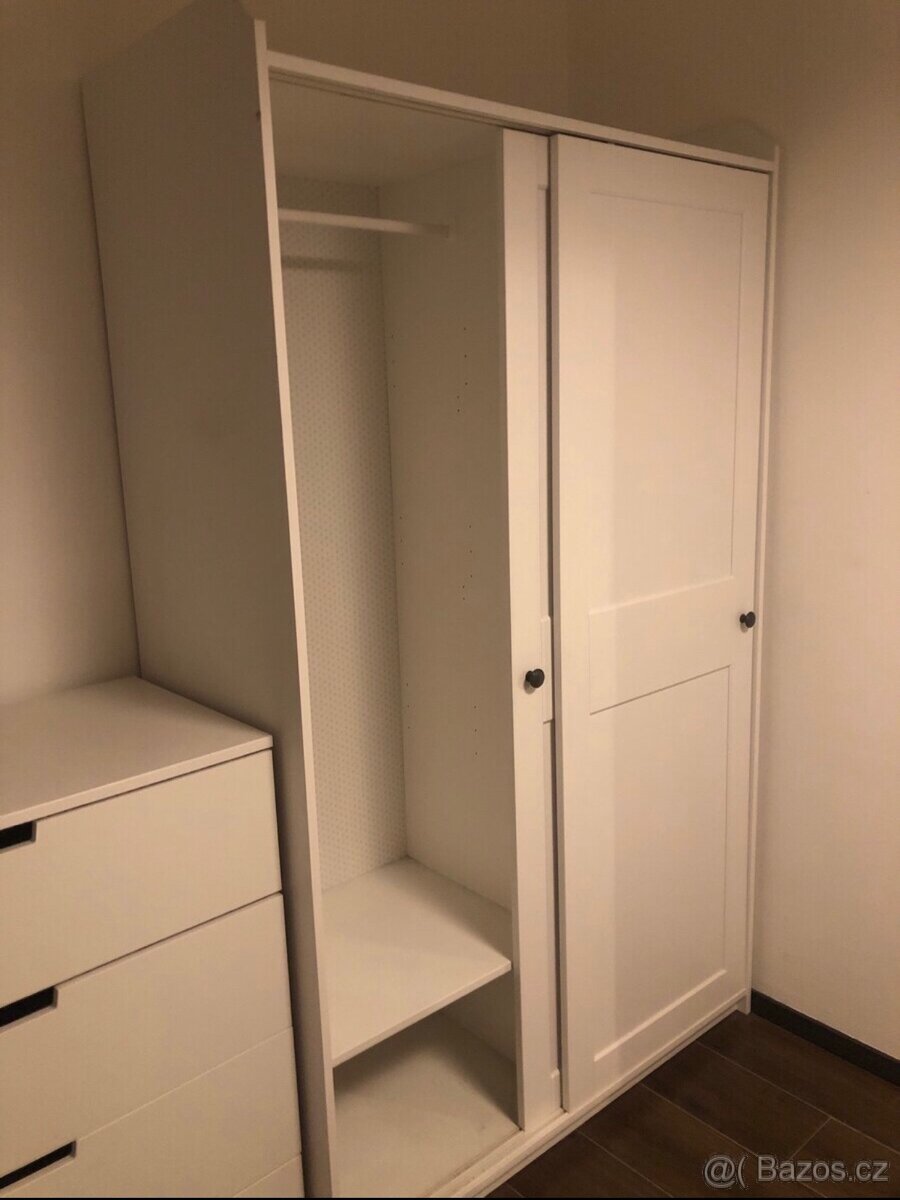 Prodám šatní skříň HAUGA s posuvnými dveřmi – jako nová - 4