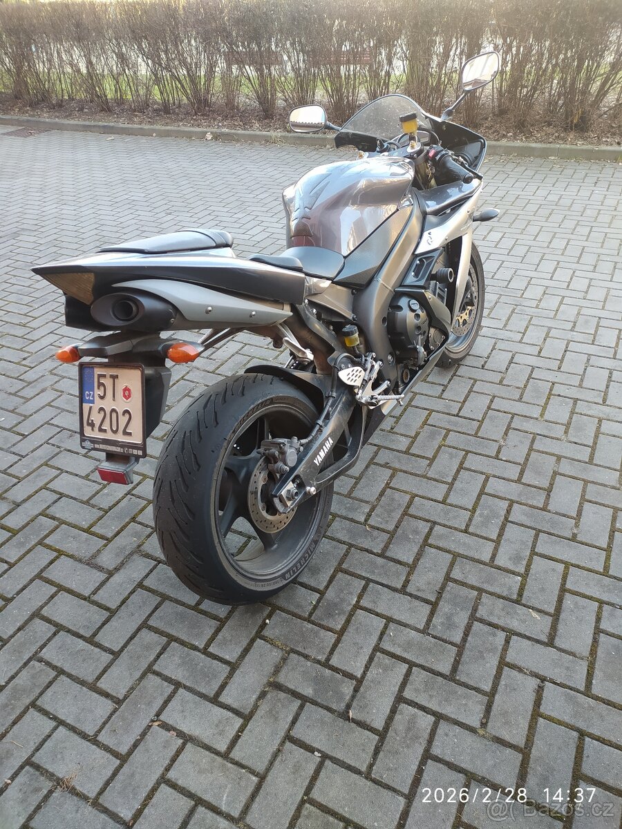 Yamaha R1 - 4