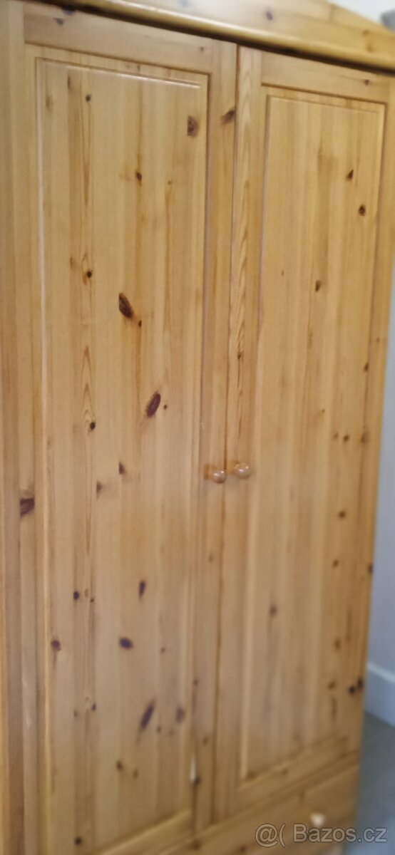 Dřevěná borovicová šatní skříň - 4