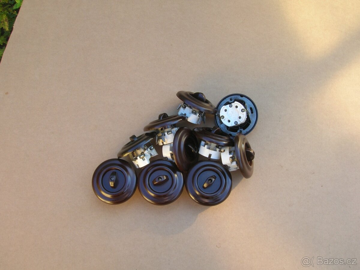 BAKELITOVÉ VYPINAČE DO ZDI kus 150Kč - 4