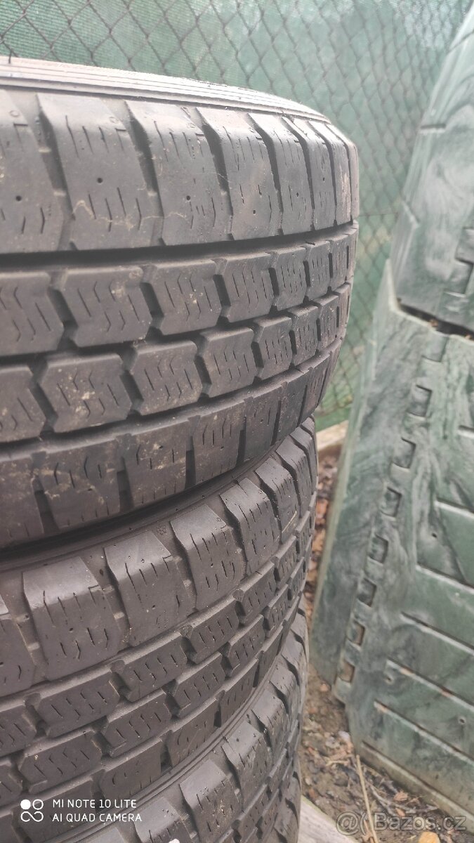 Prodám 4x zimní pneu 205x65R16C - 4