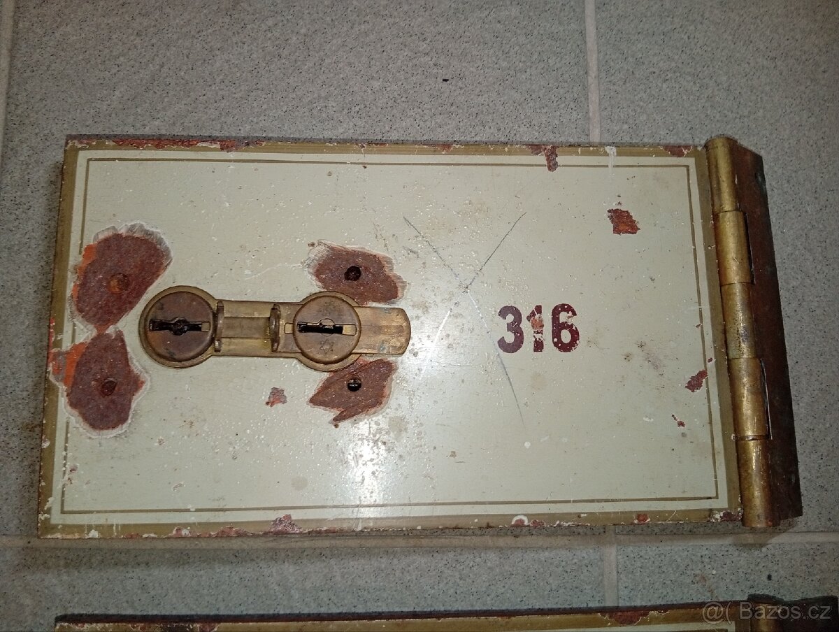 Staré dvířka od bezpečnostní schránky - 4