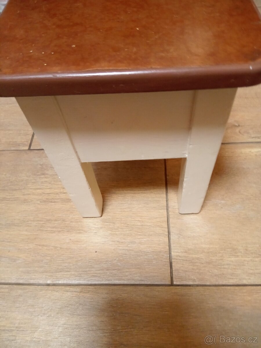 Dřevěná stolička s úložným prostorem - 4