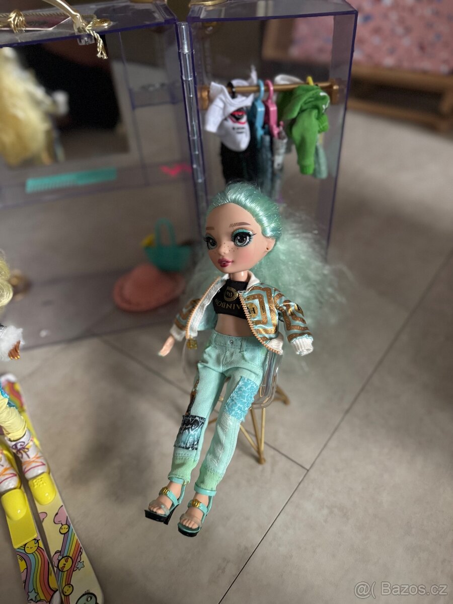 Šatník s oblečením a panenkami - 4