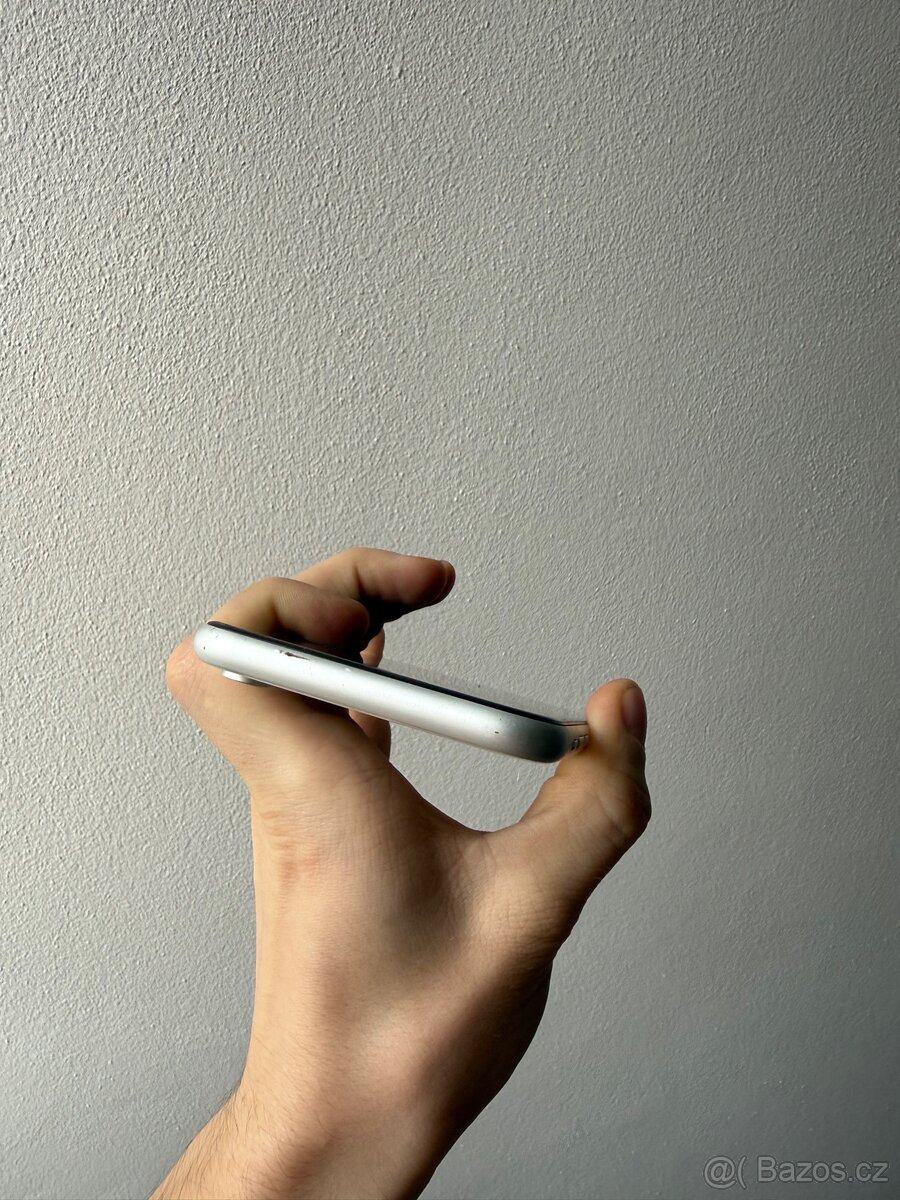 iPhone XR 64gb 74% baterie - 4