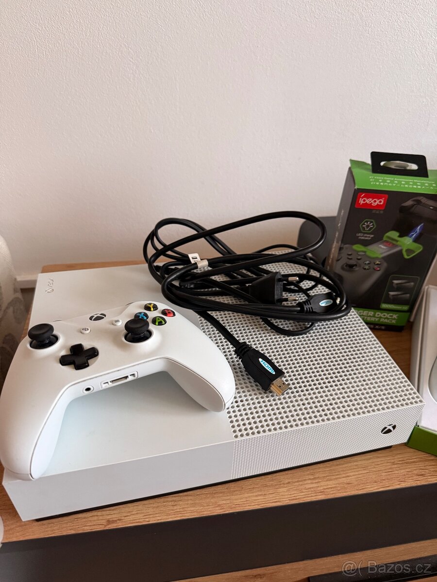 Xbox one S 1TB + 2x ovladač + dokovací stanice - 4