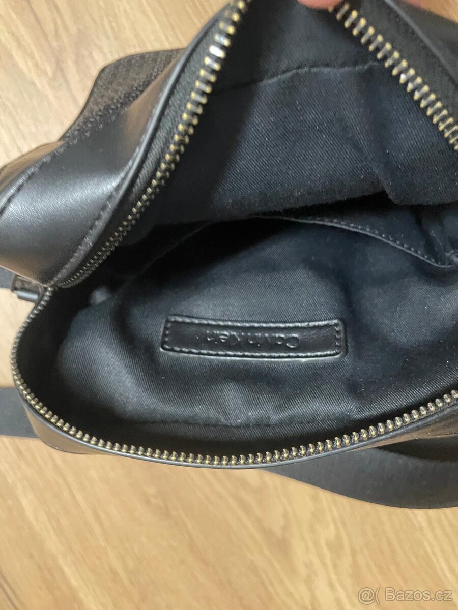 Calvin Klein crossbody taška - 4