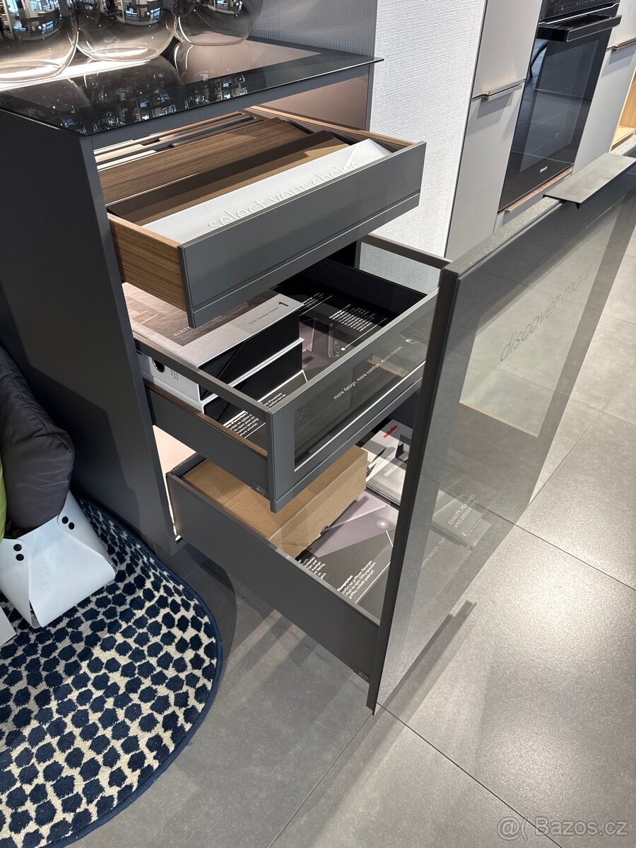 skříňka prosklená se šuplíky - 4