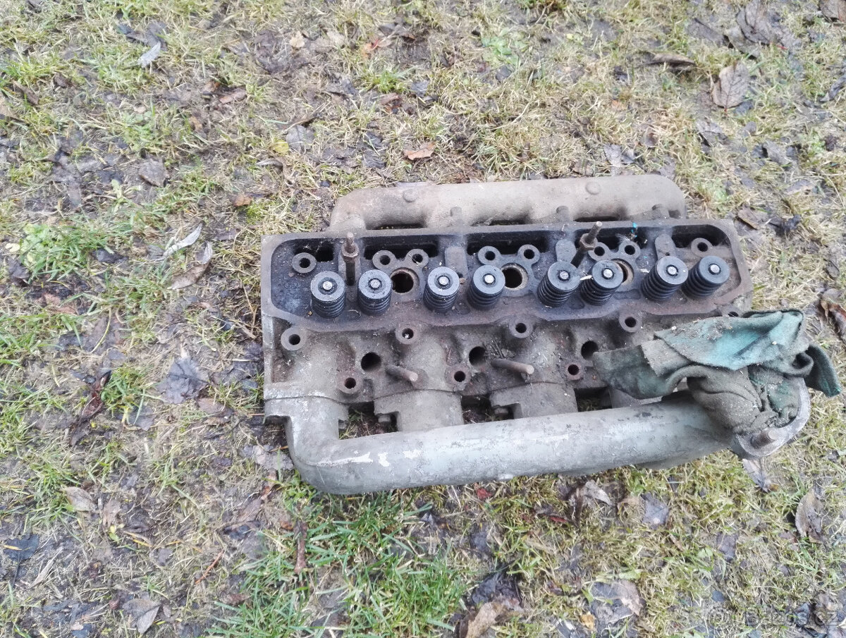 Na starou Avii dily z motoru. - 4