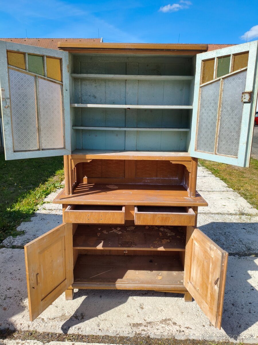 Stará hezká fládrovaná kuchyňská kredenc - 4