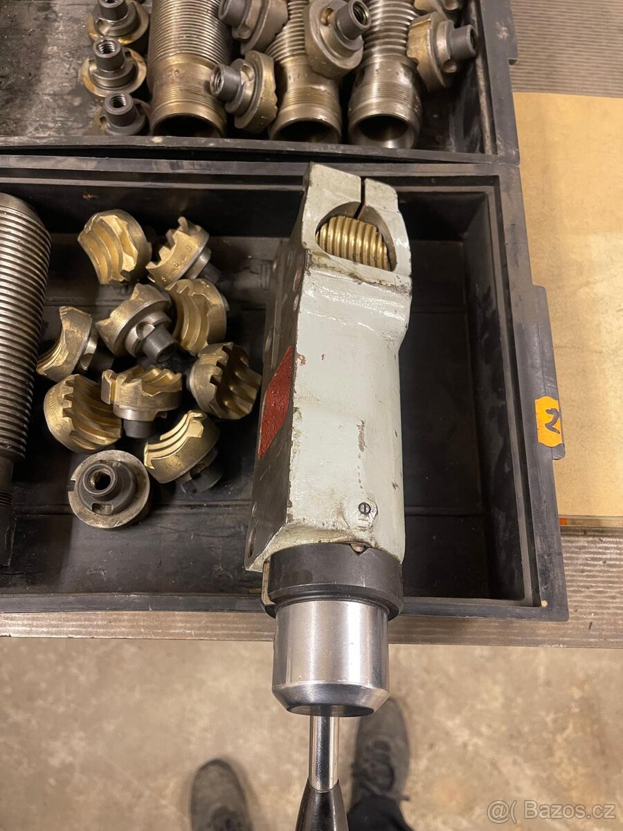 Zařízení na tvorbu závitu pro revolverové soustruhy TOS - 4