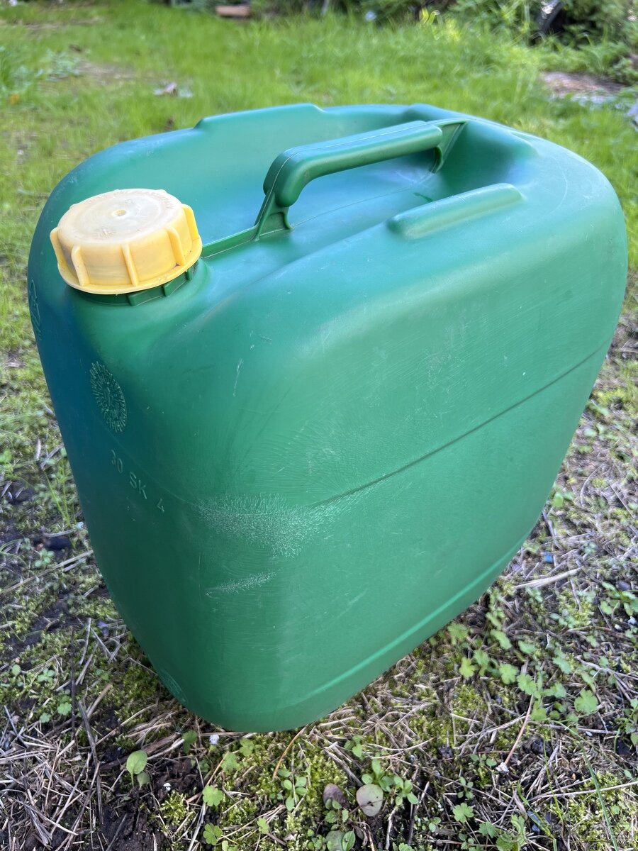 Kanystry různých velikostí - 4