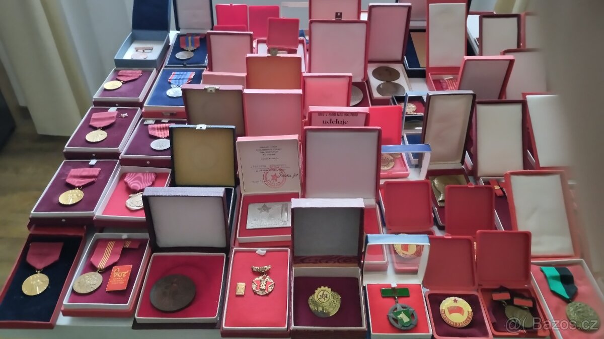 Prodám medaile, vyznamenání a plakety od roku 1945 - 4