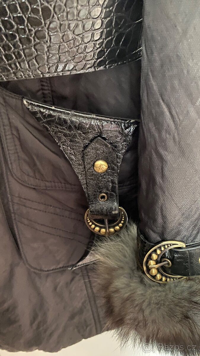 Zimní kabát s kožešinovým límcem - 4