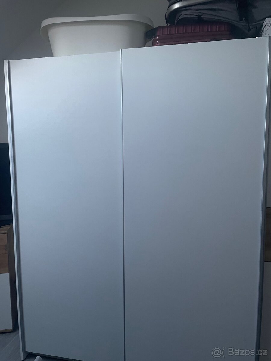 Bílá skříň s posuvnými dveřmi - 4