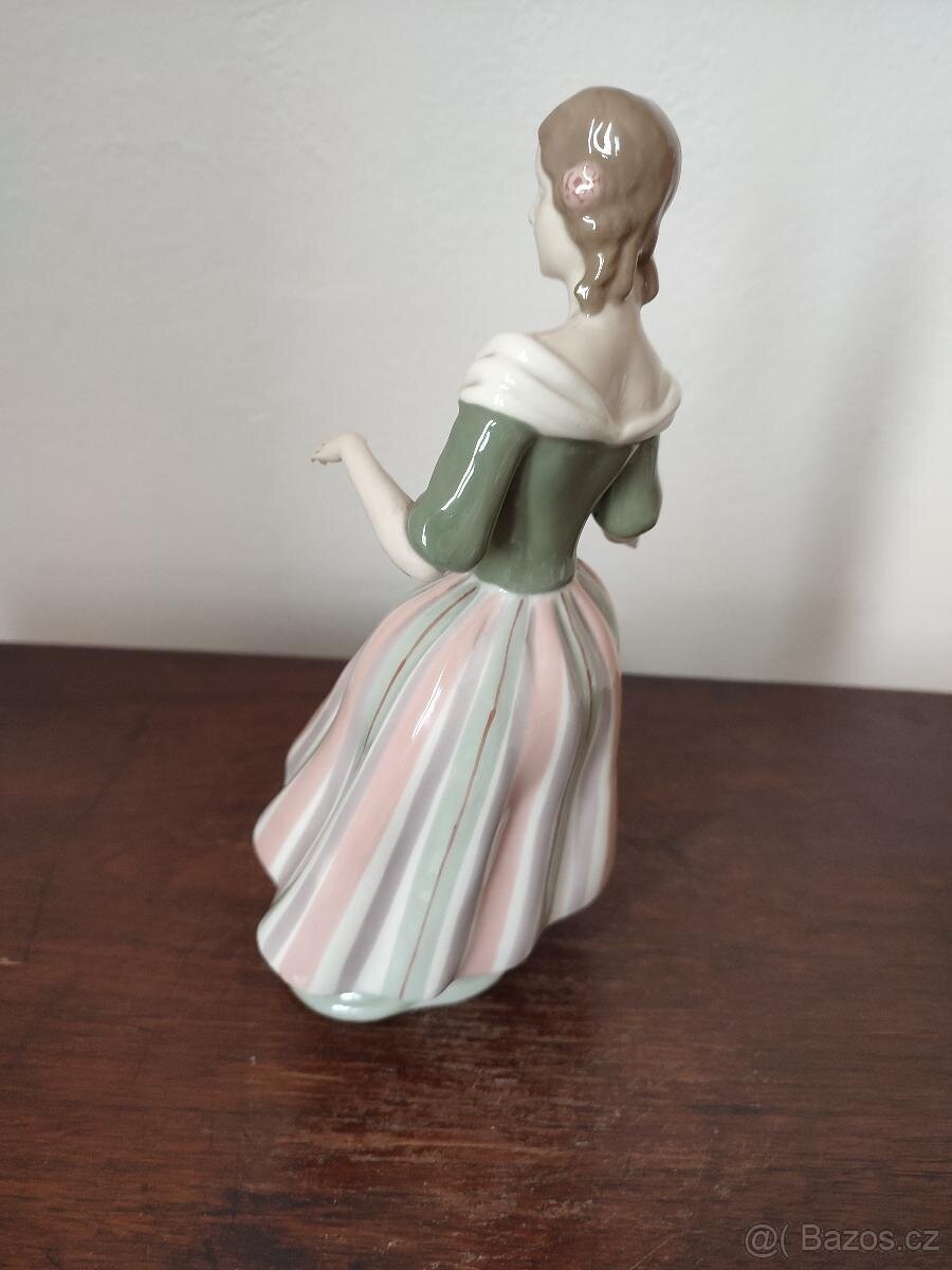 Royal dux žena porcelánová soška - 4