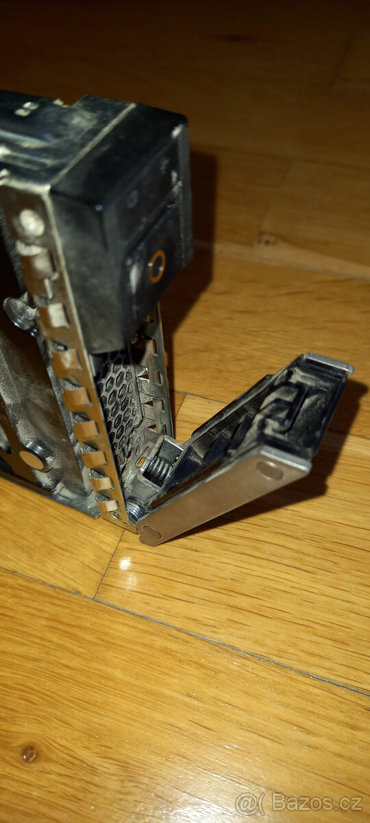 3,5 " HDD SAS 1TB + mozno ramecek do serveru Dell - 4