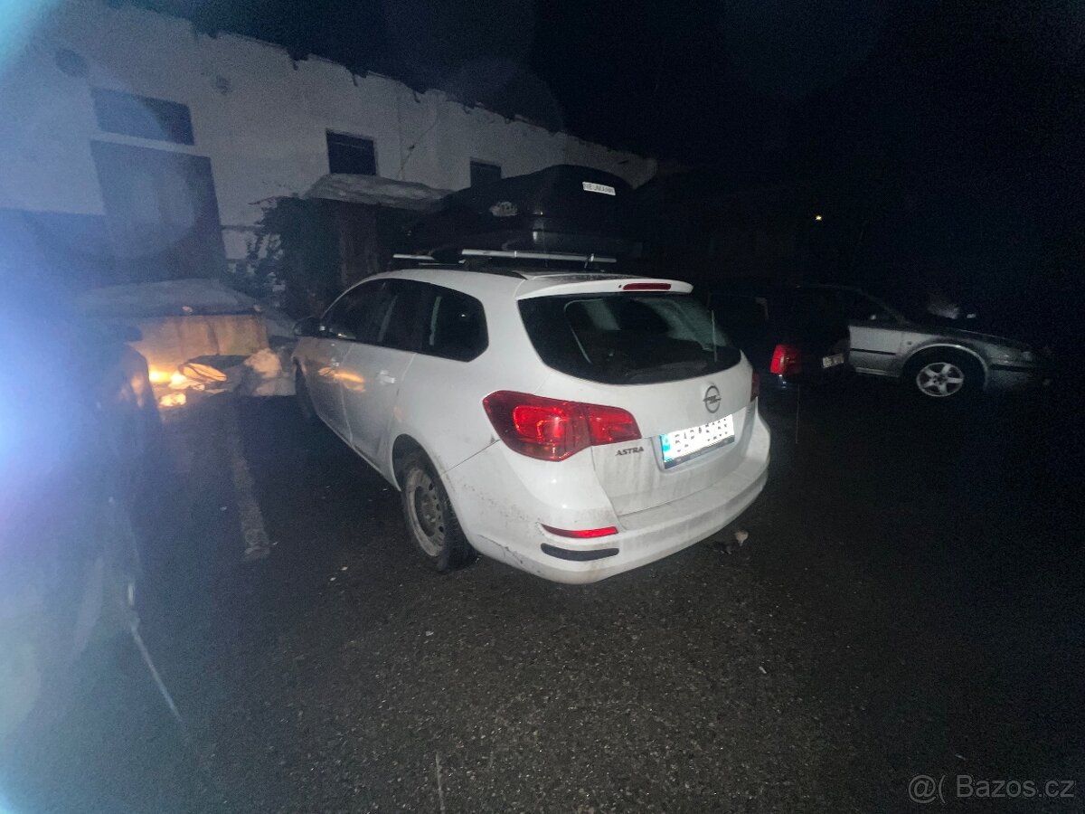 Prodám opel astra J sport - 4