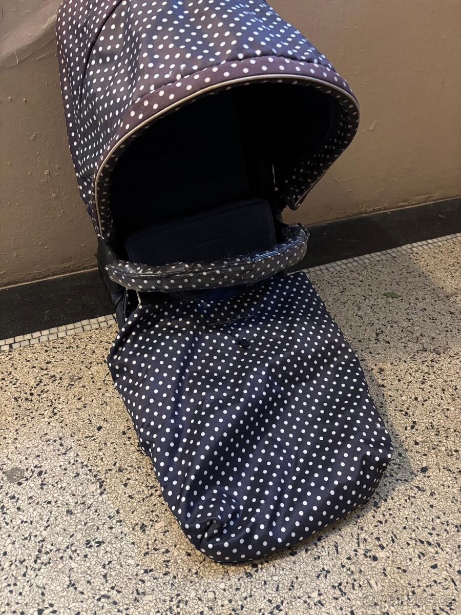 Houpací proutěný kočár - 4