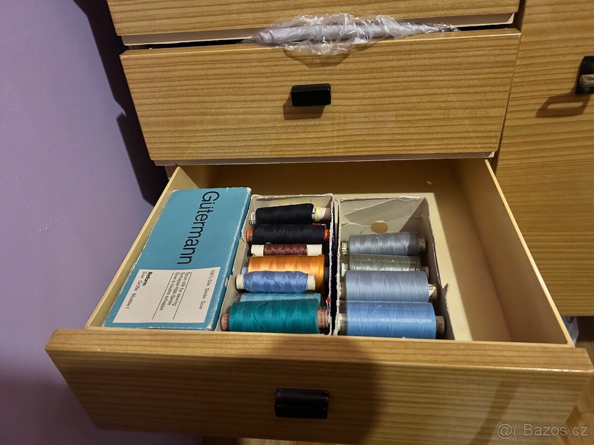 Stolní šicí stroj s výbavou - 4