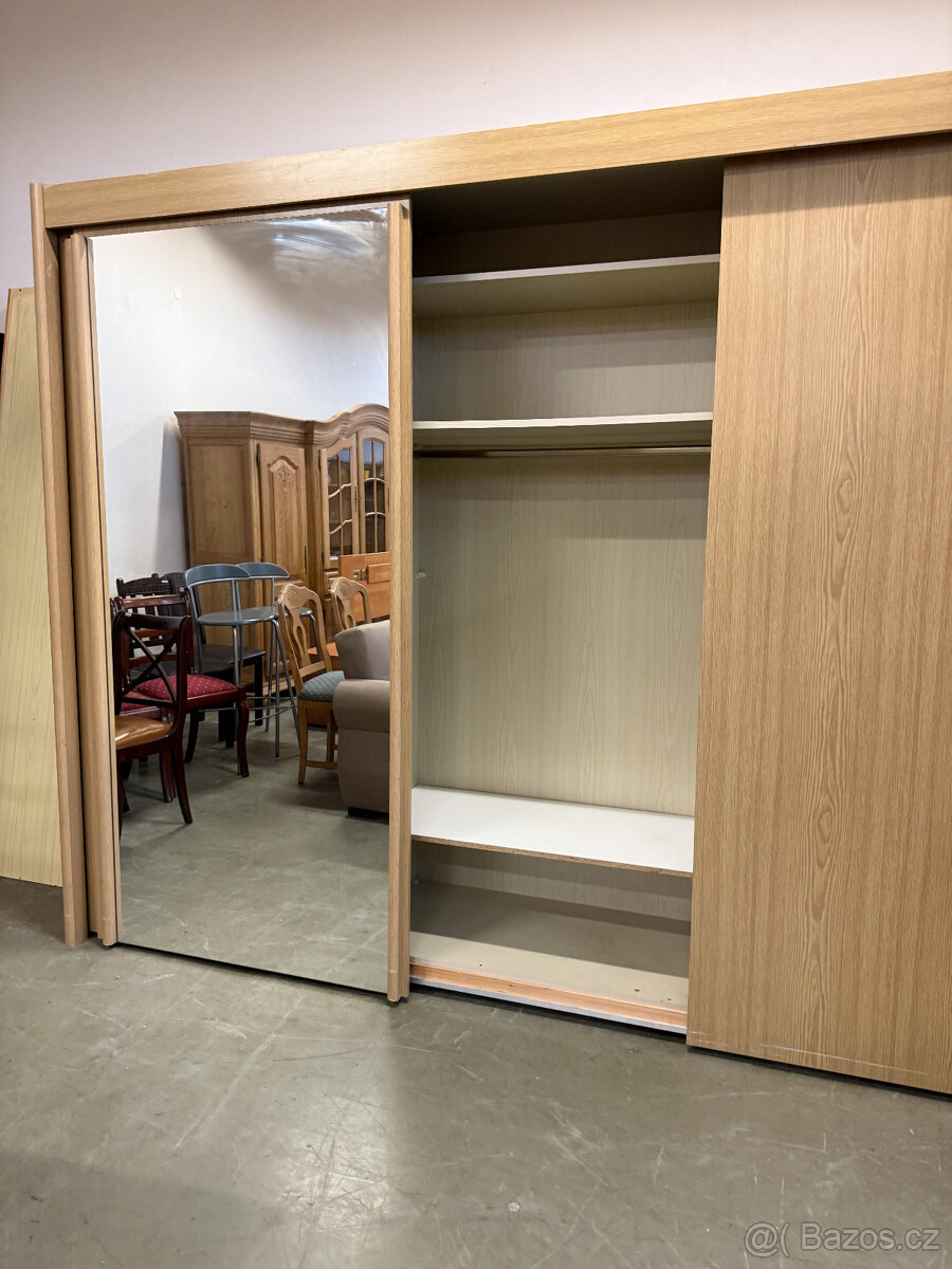 Třídveřová velká šatní skříň s posuvnými dveřmi - 4