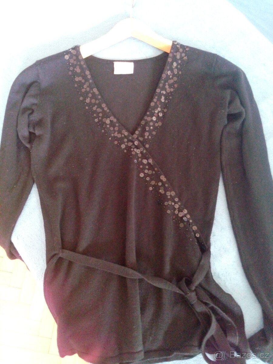 Černý svetřík s flitry - 4