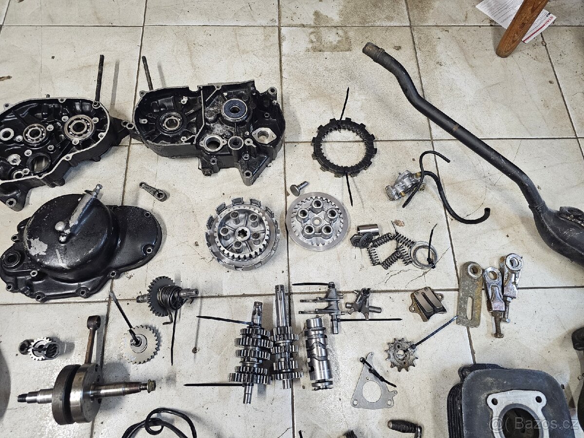 Části motoru Suzuki DS 80 DS80 - 4