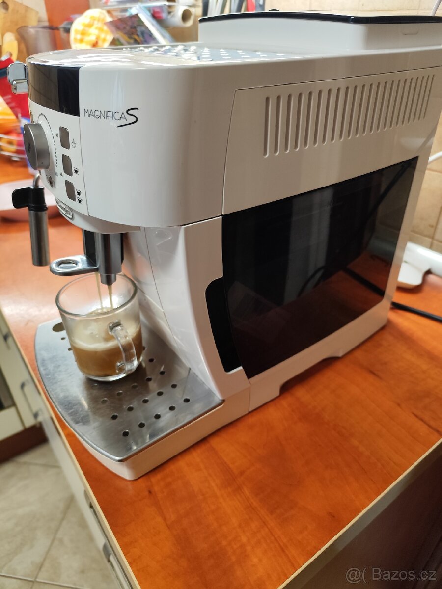 Prodám automatický kávovar DeLonghi Magnafica S 22.110 w - 4