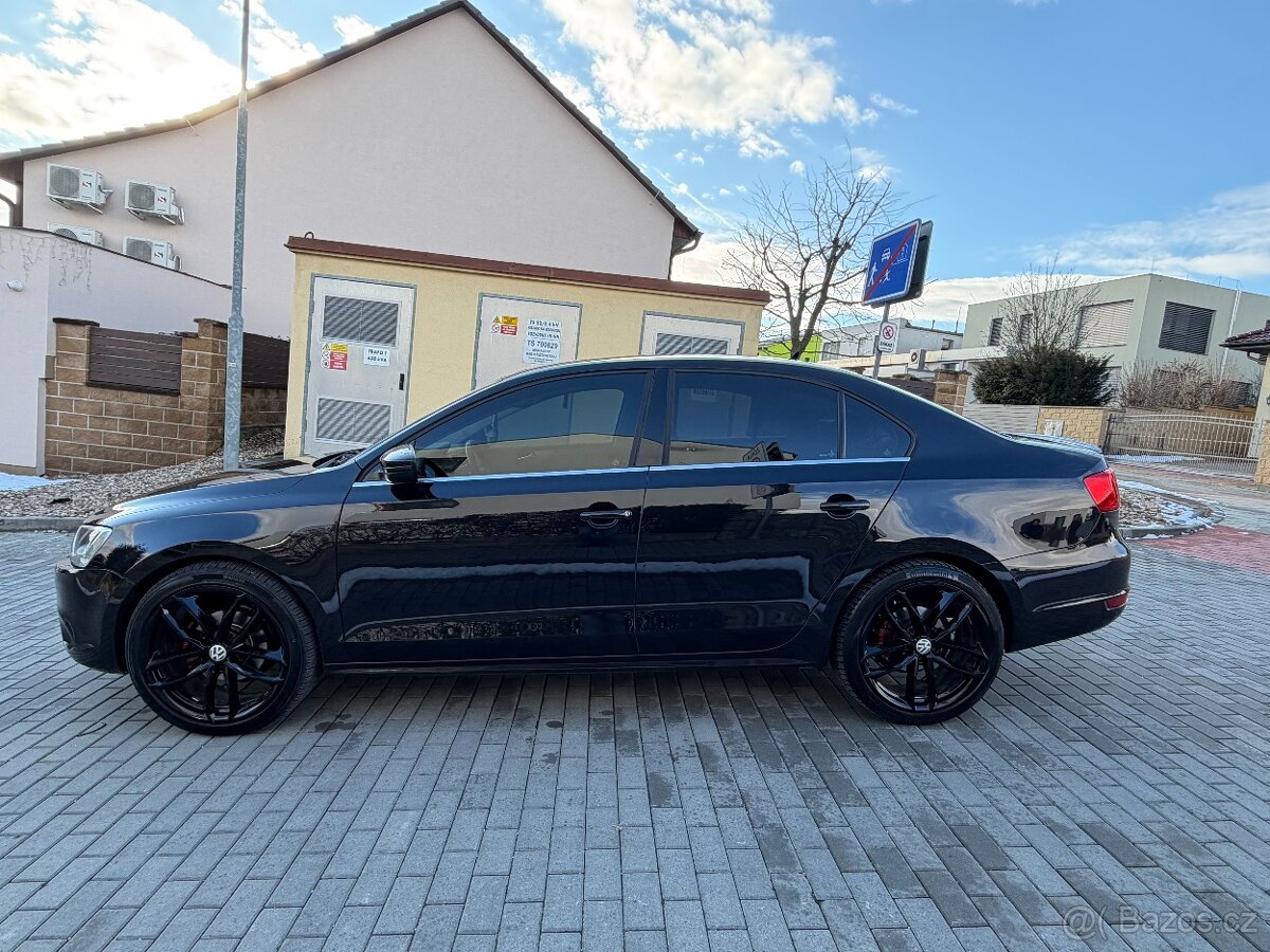 Volkswagen Jetta 1.6TDI/DSG/Kůže/Výhřev/Servis/Nová STK - 4