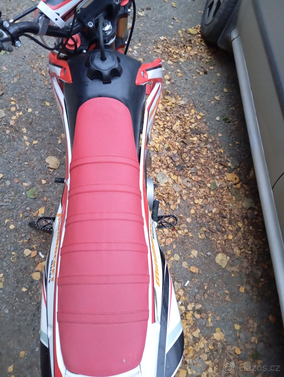 Pitbike minirocket s motorem stomp 140 s ostrou vačkou