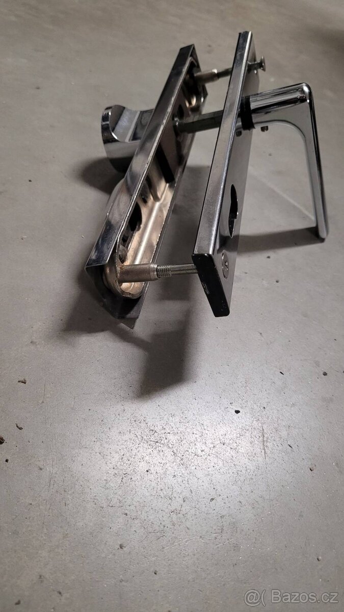 Dveřní bezpečnostní kování - 4